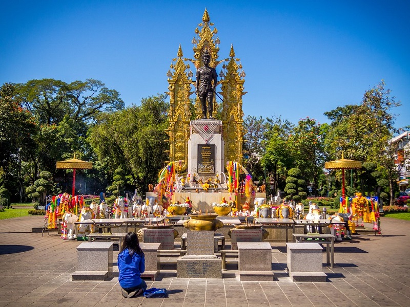 Điểm đánh dấu “cổng làng” Chiang Rai cũng chính là đài tưởng niệm quốc vương Mengrai