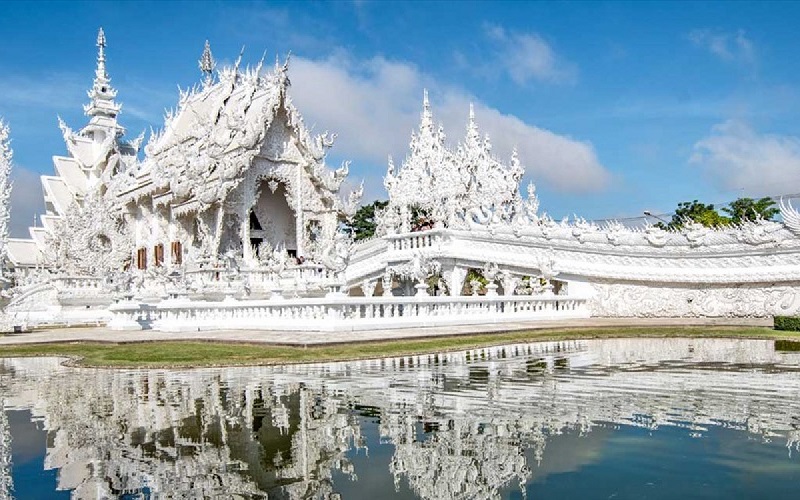 Wat Rong Khun - Ngôi đền nổi bật giữa không gian đất trời với màu sắc chủ đạo là màu trắng tinh khiết