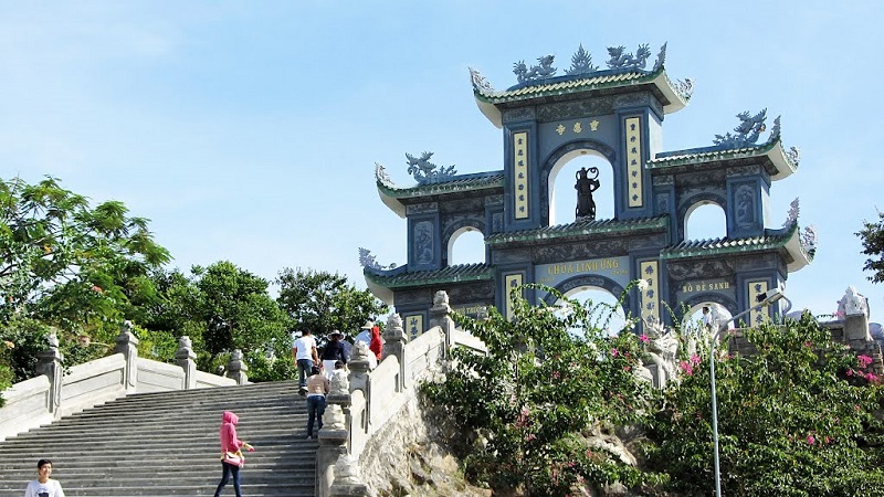 Viếng chùa Linh Ứng Bà Nà với tượng Phật Thích Ca cao 27m, tham quan Vườn Lộc Uyển, Quan Âm Các.