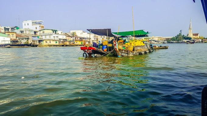 Cai Be floating market