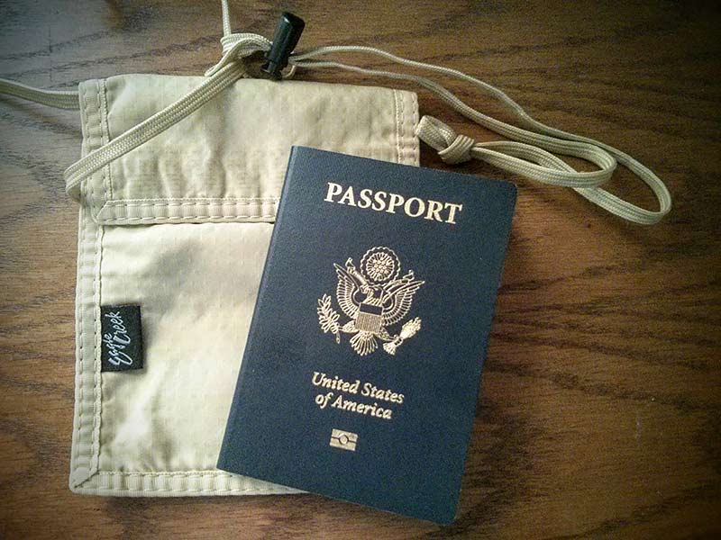 Tôi thường kẹp các thứ giấy tờ cùng với hộ chiếu