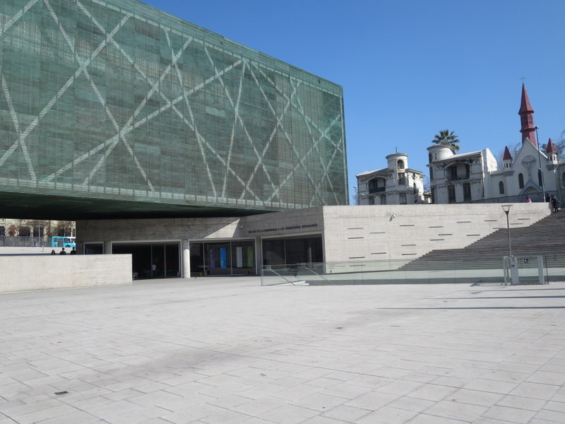 Bảo tàng tưởng niệm Santiago có tên địa phương là Museo de la Memoria