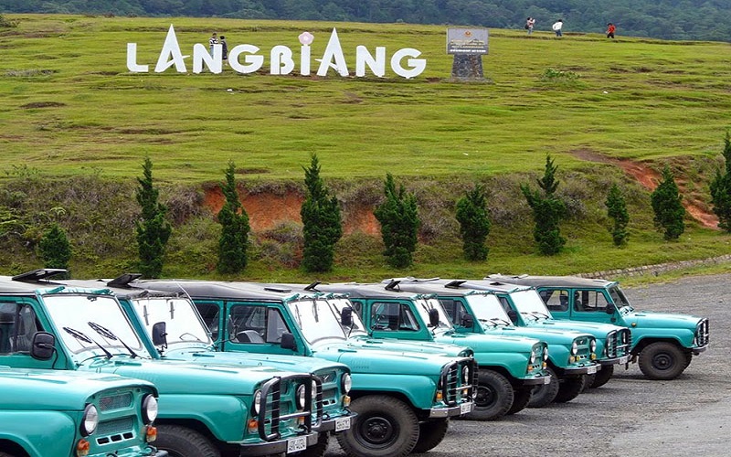 Những chiếc xe jeep lên đỉnh Lang Biang