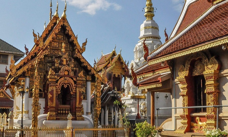 Ngồi đền chùa này có kiến trúc độc đáo và hoa mỹ bậc nhất tại Chiang Rai - Wat Klang Wiang 