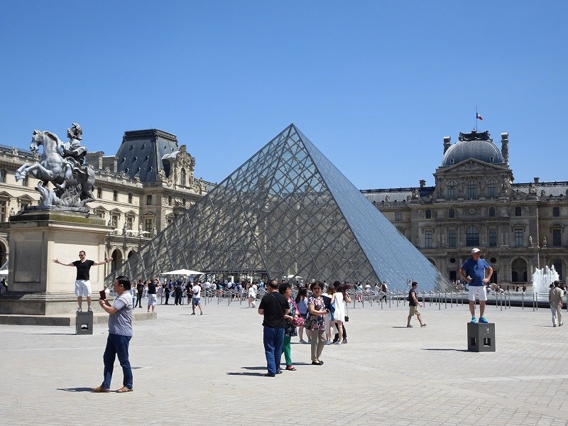 Một trong những điểm thường xuyên chật kín khách du lịch chính là bảo tàng Louvre