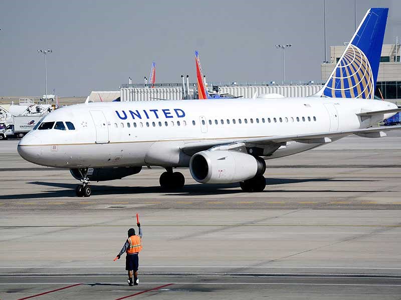 Máy bay của United Airlines đậu ở sân bay