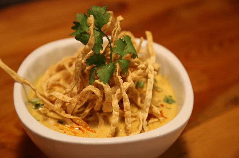 Thưởng thức Khao Soi trong chuyến du lịch Thái Lan năm 2019