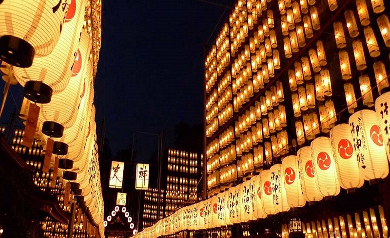 Lễ hội lồng đèn Nhật với bầu không khí ảo diệu, kỳ bí