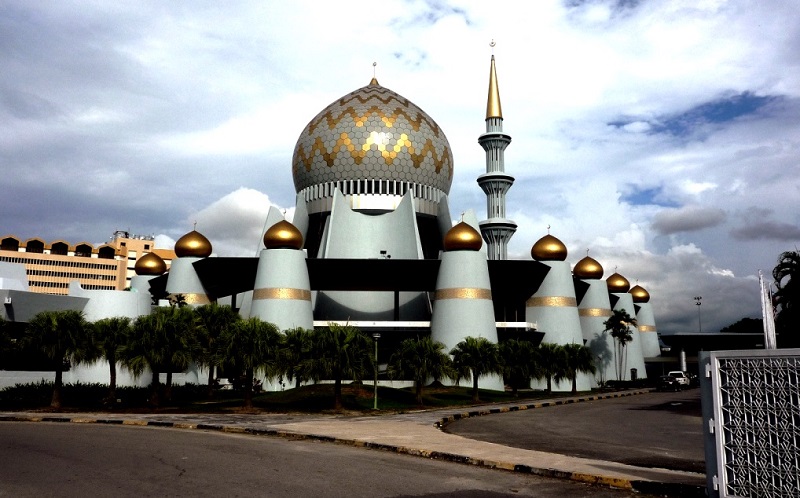 Sabah State Mosque rực rỡ và lấp lánh dưới ánh mặt trời