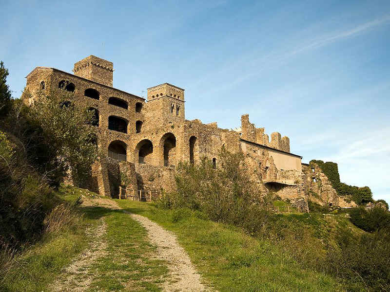 Tu viện Sant Pere de Rodes là một trong những tu viện cổ nhất ở Châu ÂU