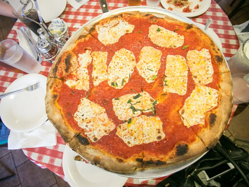 Vẫn là món Pizza, nhưng khi ăn ở New York đó lại là một sự kết hợp hương vị hoàn toàn khác