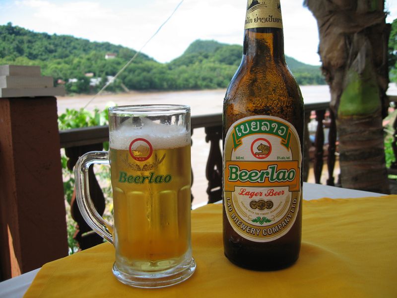 Bia Lào rất rẻ, nhưng cũng không nên uống nhiều quá, hãy dành tiền để ăn các món ăn ngon khác nhé