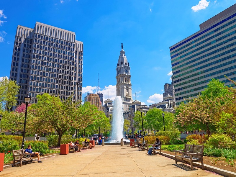Đài tưởng niệm nằm chính giữa trung tâm thành phố Philadelphia
