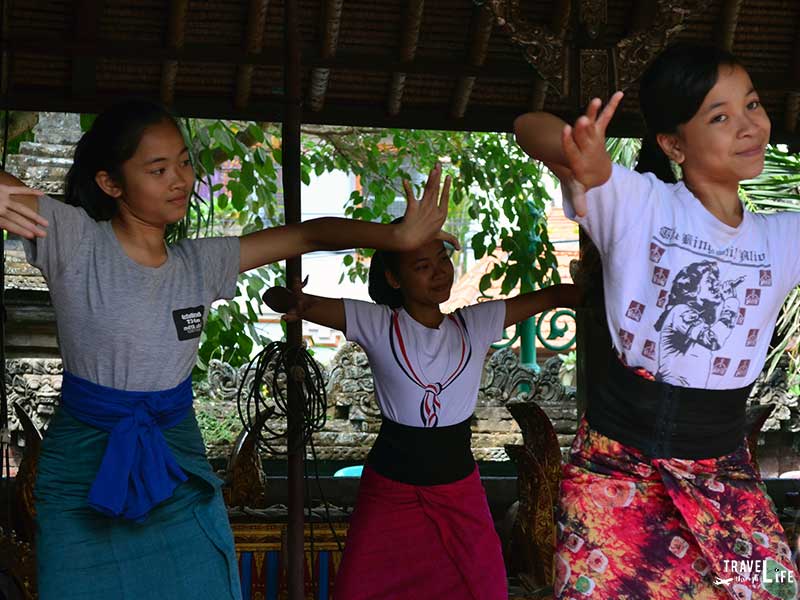 Bạn có thể học múa truyền thống, ở Bali có rất nhiều lơp dạy trong vòng 2 tiếng