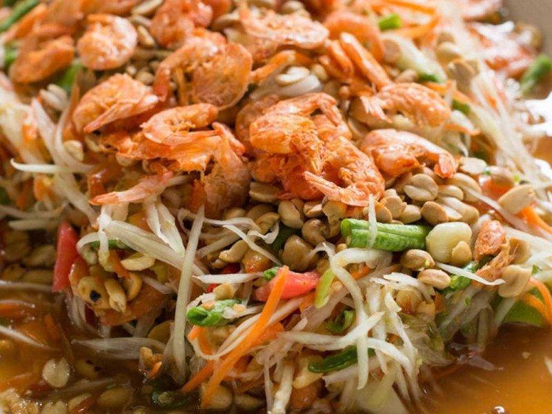 Món son tam (gỏi đu đủ cay) là món ăn đặc trưng của ẩm thực Lào