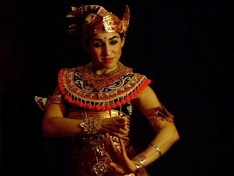 Những nghệ sĩ múa truyền thống ở Bali luôn được trang điểm kĩ càng và trang phục cầu kì