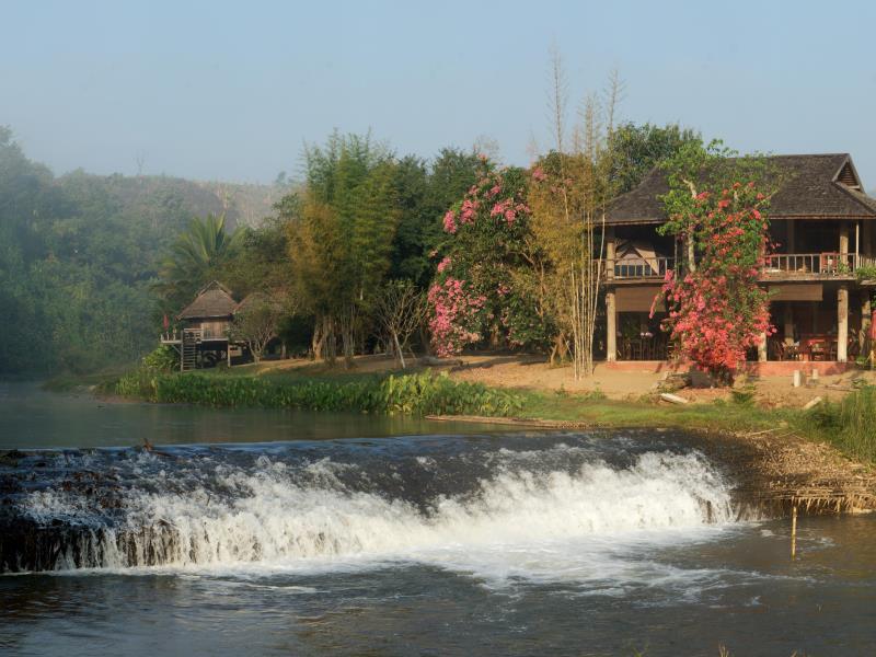 Một thác nước rất xinh xắn trên đường di chuyển của chúng tôi