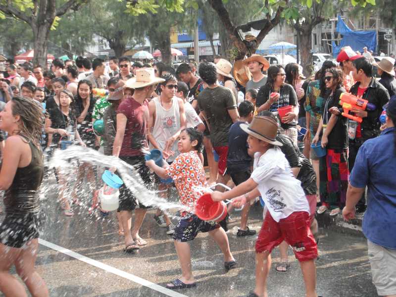 Ngay cả trẻ con cũng tham gia lễ hội té nước cùng tât cả mọ người