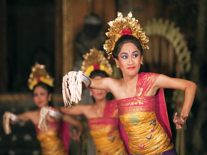 Các vũ công trong buổi biểu diễn ở cung điện Ubud