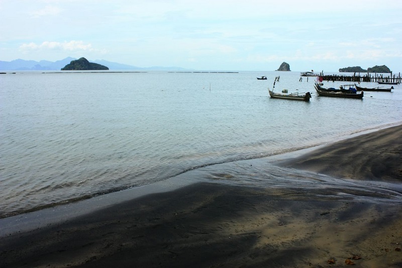 Biển cát đen Pantai Pasir Hitam đặc biệt tại Langkawi, Malaysia