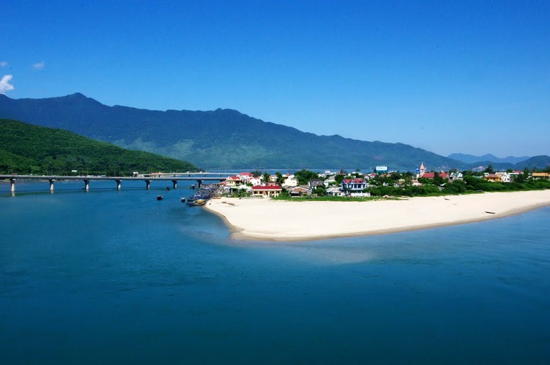 Biển Lăng Cô hút hồn du khách bởi vẻ đẹp xếp hạng TOP đầu trong các bãi biển của Việt Nam