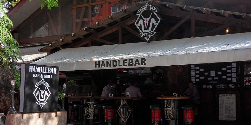 Tận hưởng cuộc sống về đêm ở Handlebar, Makati