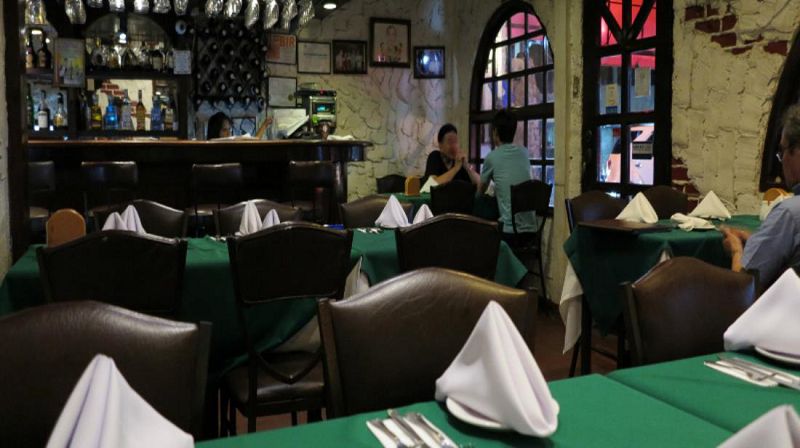 Không gian đậm chất café của khách sạn Adriatico Arms Hotel & Cafe