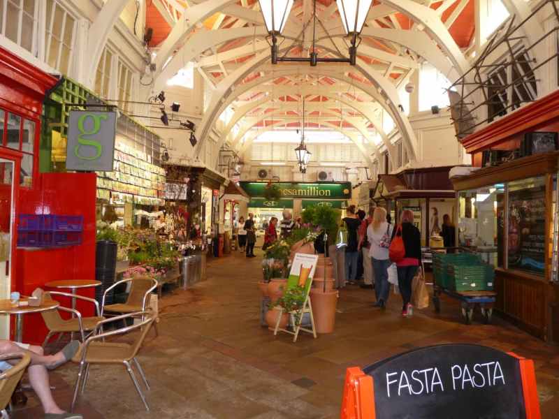 Chợ Covered Market bán nhiều thứ đồ giá rẻ và đồ ăn ngon 