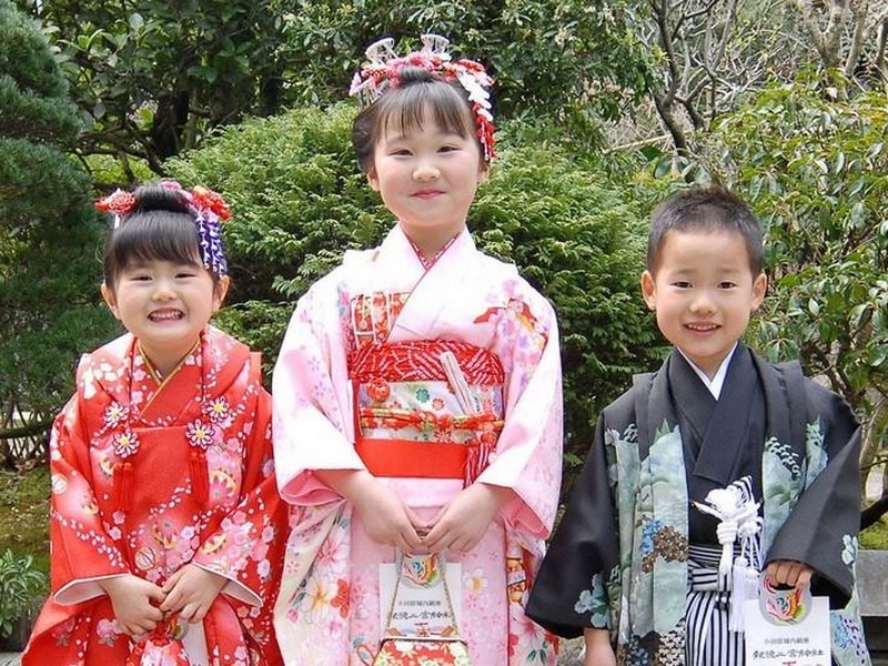 Lễ hội Shichi-go-san hay còn gọi là ngày lễ Shichi cầu phúc cho trẻ em Nhật Bản