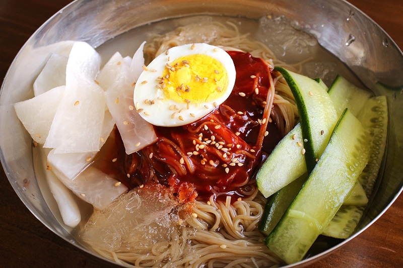 Mì lạnh Naengmyeon - món ngon rất phù hợp với thời tiết mùa hè tại Hàn Quốc