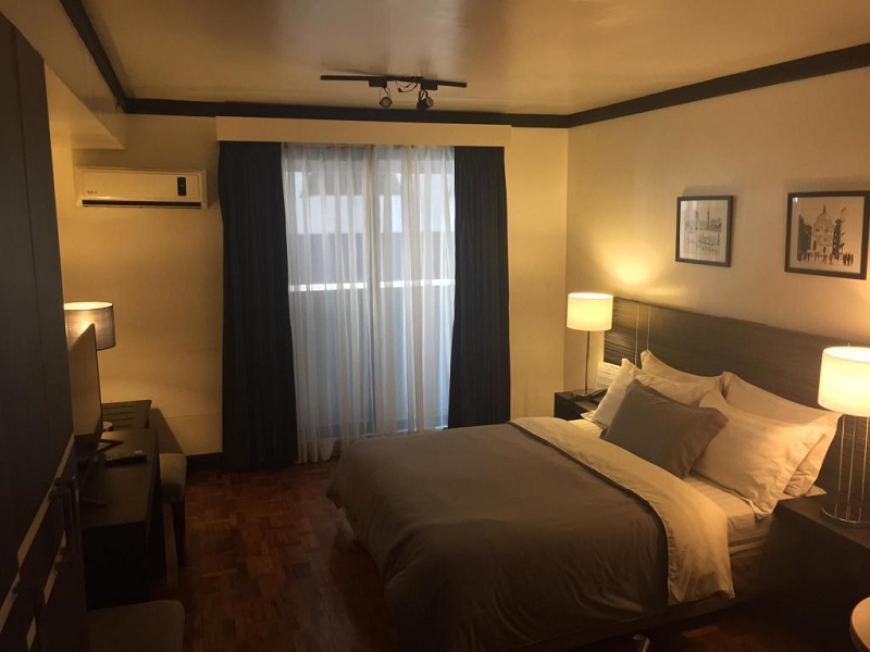 Phòng ngủ ở khách sạn Dragonlink Suites mang đến cảm giác ấm áp và thân thuộc với du khách