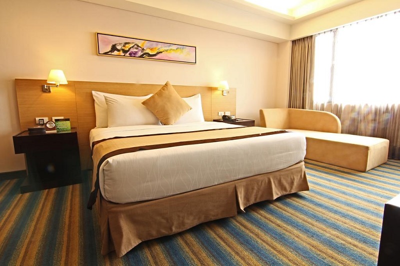 Phòng ngủ sạch đẹp và sang trọng tại khách sạn Luxent Hotel khiến khách du lịch hài lòng