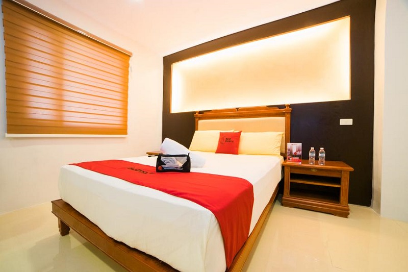 Phòng ngủ với cách trang trí đẹp đẽ và thoáng mát trong khách sạn RedDoorz Premium near Trinoma 