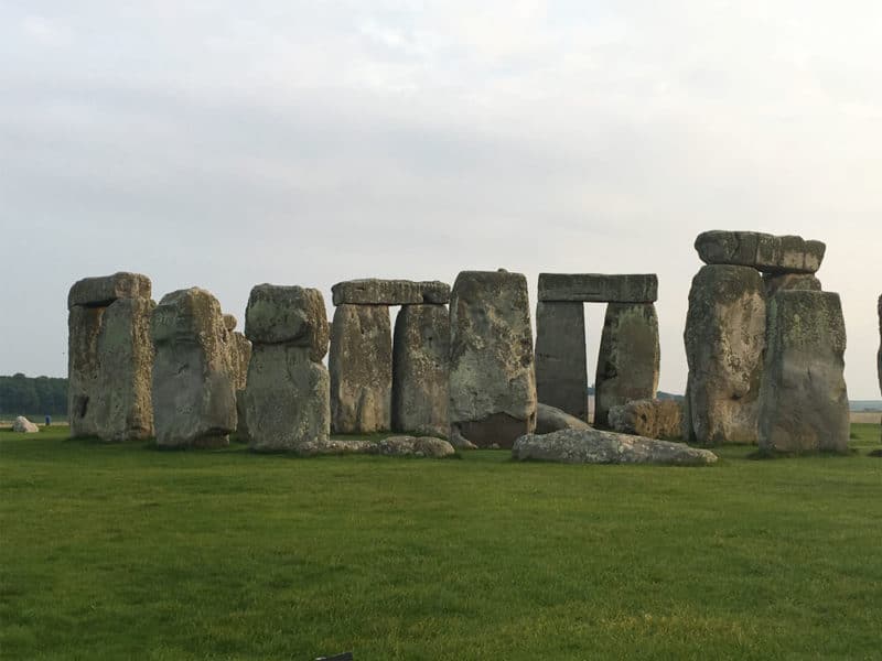 Stonehenge là hiện tượng mà các nhà nghiên cứu vẫn chưa thể tìm ra làm sao họ mang các khối đá này xếp thành kì tích như vậy 