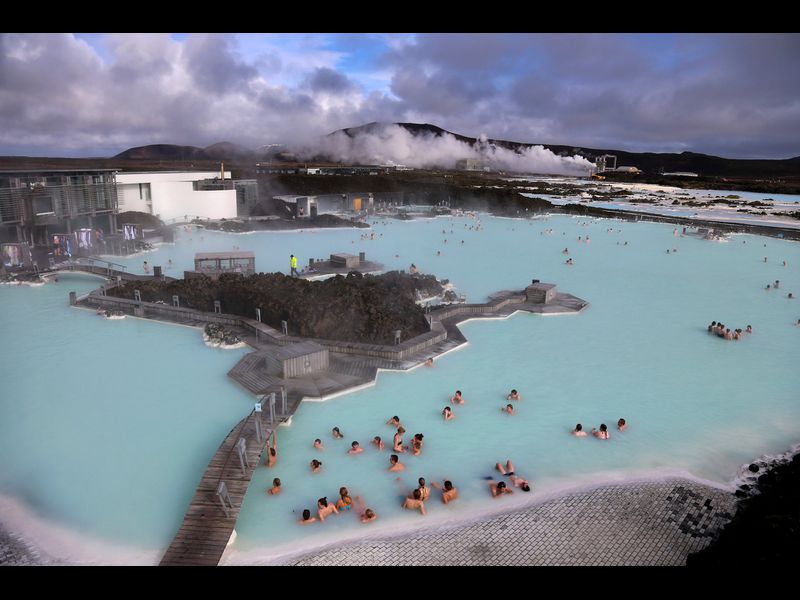 Suối nước nóng Blue Lagoon thu hút cực kì nhiều khách du lịch tới Iceland