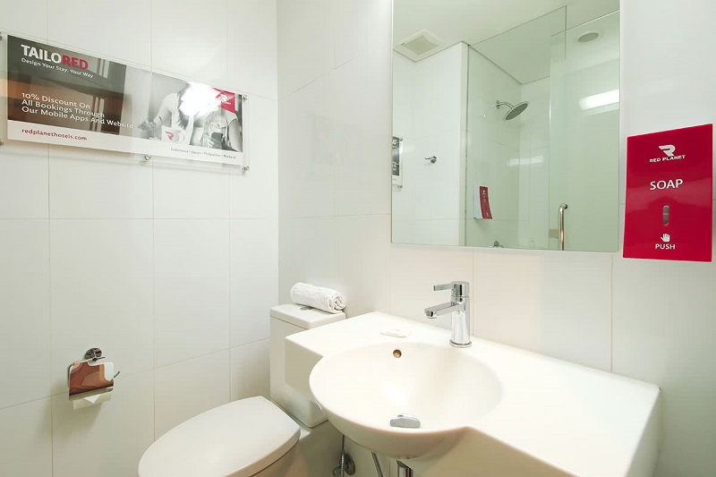 Tiện nghi hiện đại trong phòng tắm và vệ sinh của Red Planet Manila Makati 