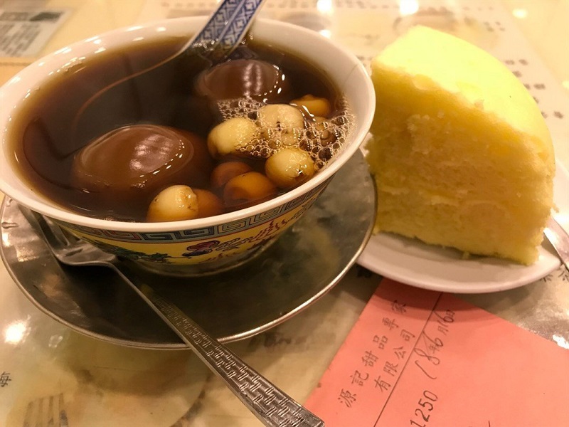 Thưởng thức sự hài hòa và tinh tế trong ly trà tầm gửi dâu tằm tại Yuen Kee Dessert, Hong Kong