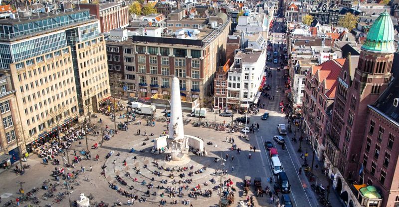 Dam Square - địa điểm giao lưu gặp gỡ lý tưởng cho du khách tại Amsterdam