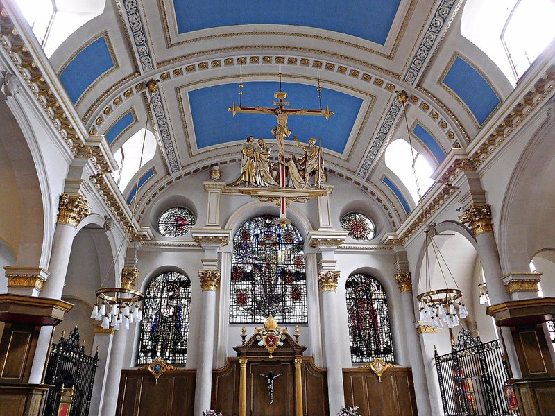 Nhà thờ Mary-le-Bow được xây dựng lại những hai lần, sau thế chiến và sau trận đại hoả hoạn năm 1666 