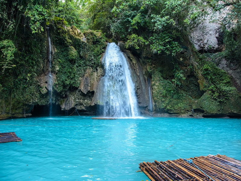 Không những thế, các thác nước hùng vĩ giữa rừng rậm nhiệt đới cũng được khách du lịch Philippines săn lùng 