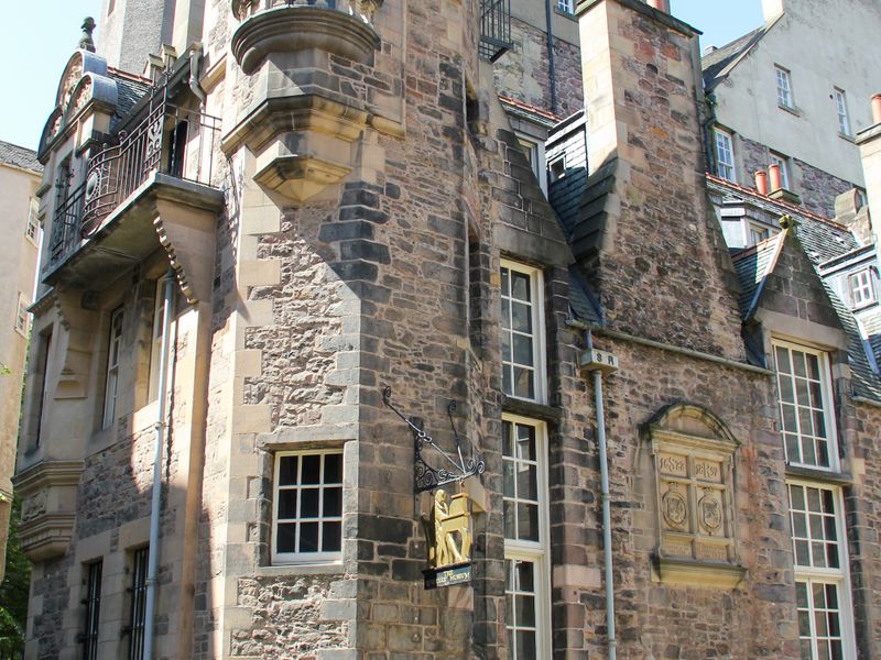 Tại bảo tàng Nhà văn, bạn có thể tìm hiểu về lịch sử của nhiều nhà văn nổi tiếng nhất Scotland