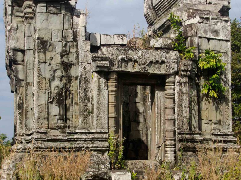 Khi tới với công viên quốc gia Bokor bạn có thể ghé qua những tàn tích từ thời Pháp 