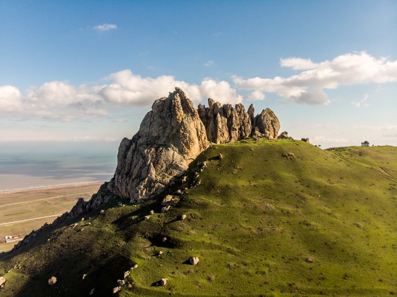 Azerbaijan là một đất nước hiện đại nhưng vẫn có các núi đồi tuyệt đẹp 