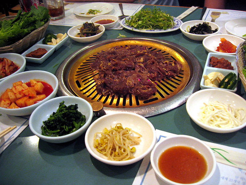 Người Hàn Quốc rất ưa chuộng món thịt nướng nên bạn có thể tìm thấy ở khắp nơi 