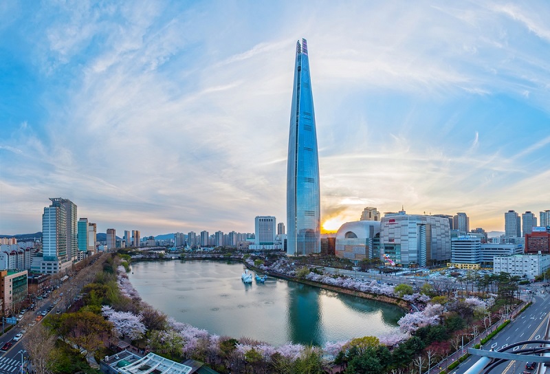 Lotte World Tower - tòa nhà cao nhất OECD với hình nón thon dài, uốn nhẹ hai bên