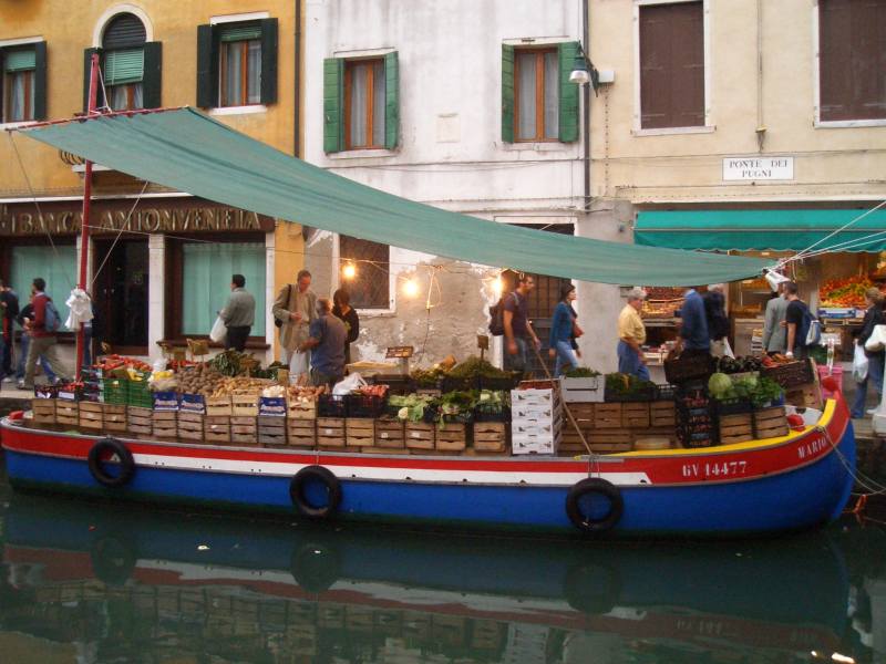 Những khu chợ trên thuyền bán đủ mọi thứ ở Venice