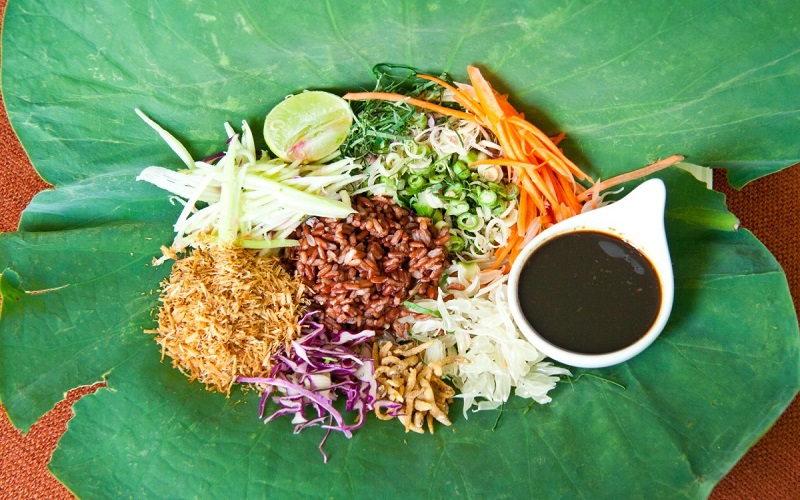 Khao yam - món cơm trộn với nước sốt budu của Thái