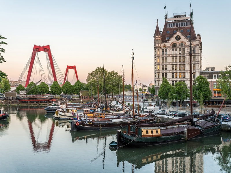 Ở Rotterdam cũng có những tòa nhà cổ, những dòng sông và hệ thống kênh rạch