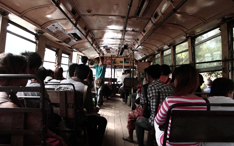 Khung cảnh trên chiếc xe bus Myanmar
