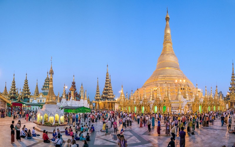 Khách du lịch đến với chùa vàng Shwedagon